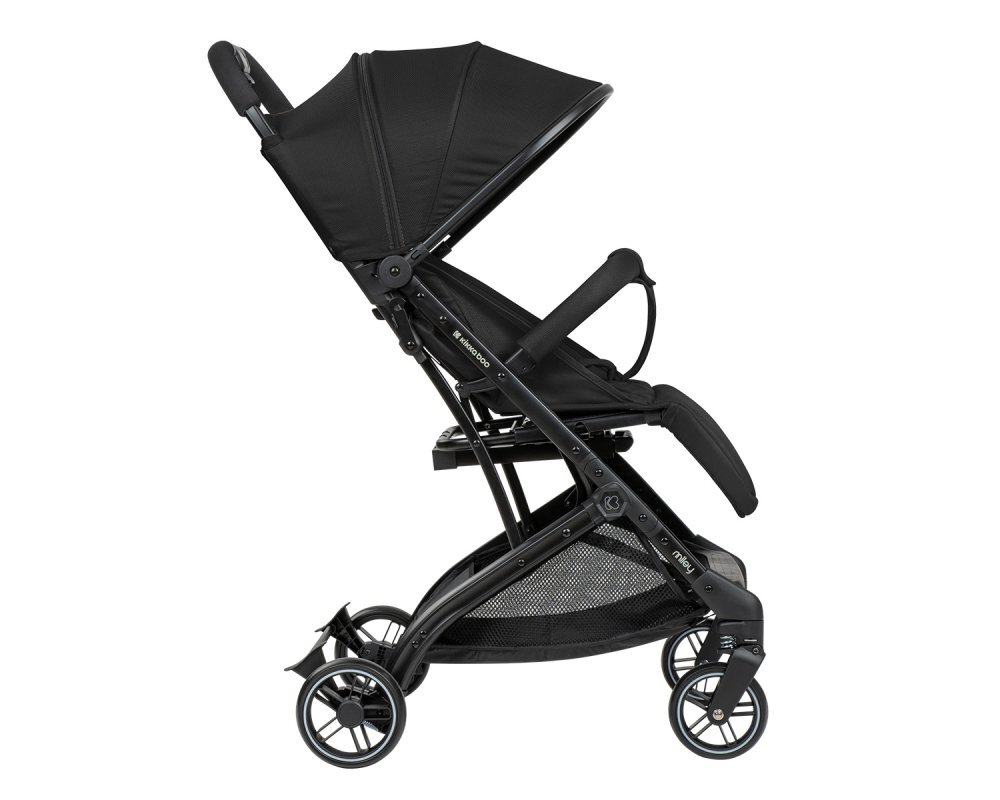 KikkaBoo Carucior sport Miley Black pana la 22kgPliere compacta cu sistem trollerCadru aluminiuSuspensiiBaldachin cu extensie protectie UPF50+Spatar reglabil cu pozitie de somnMaterial impermeabilHusa picioare