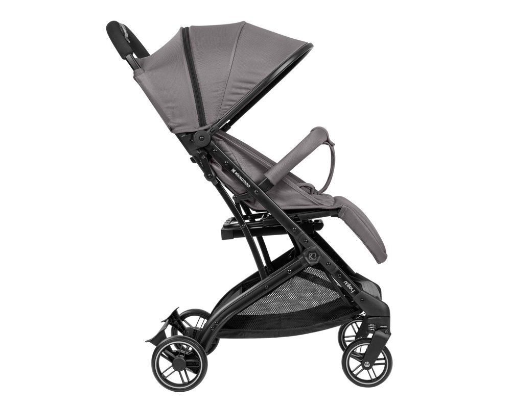 KikkaBoo Carucior sport Miley DarkGrey pana la 22kgPliere compacta cu sistem trollerCadru aluminiuSuspensiiBaldachin cu extensie protectie UPF50+Spatar reglabil cu pozitie de somnMaterial impermeabilHusa picioare