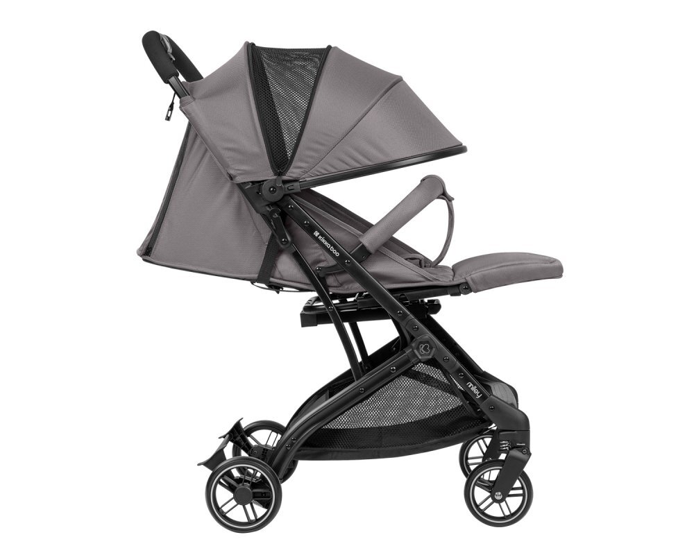 KikkaBoo Carucior sport Miley DarkGrey pana la 22kgPliere compacta cu sistem trollerCadru aluminiuSuspensiiBaldachin cu extensie protectie UPF50+Spatar reglabil cu pozitie de somnMaterial impermeabilHusa picioare