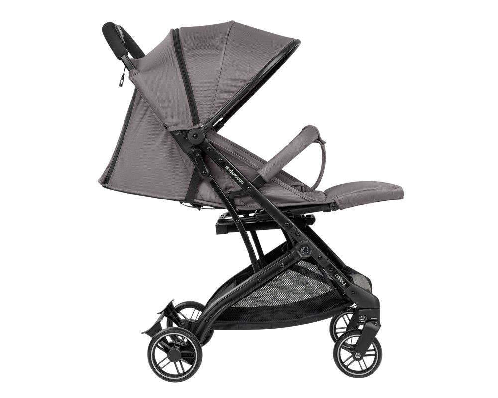 KikkaBoo Carucior sport Miley DarkGrey pana la 22kgPliere compacta cu sistem trollerCadru aluminiuSuspensiiBaldachin cu extensie protectie UPF50+Spatar reglabil cu pozitie de somnMaterial impermeabilHusa picioare