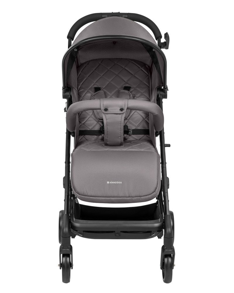 KikkaBoo Carucior sport Miley DarkGrey pana la 22kgPliere compacta cu sistem trollerCadru aluminiuSuspensiiBaldachin cu extensie protectie UPF50+Spatar reglabil cu pozitie de somnMaterial impermeabilHusa picioare