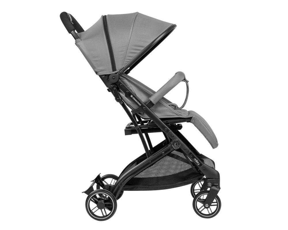 KikkaBoo Carucior sport Miley LightGrey pana la 22kgPliere compacta cu sistem trollerCadru aluminiuSuspensiiBaldachin cu extensie protectie UPF50+Spatar reglabil cu pozitie de somnMaterial impermeabilHusa picioare