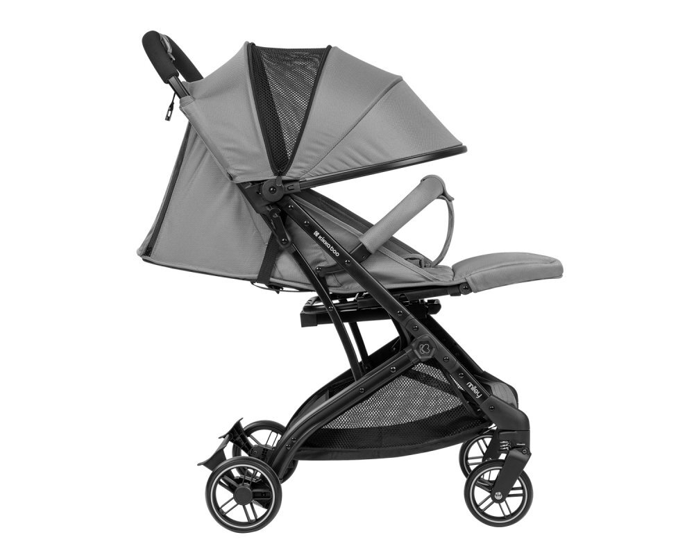 KikkaBoo Carucior sport Miley LightGrey pana la 22kgPliere compacta cu sistem trollerCadru aluminiuSuspensiiBaldachin cu extensie protectie UPF50+Spatar reglabil cu pozitie de somnMaterial impermeabilHusa picioare