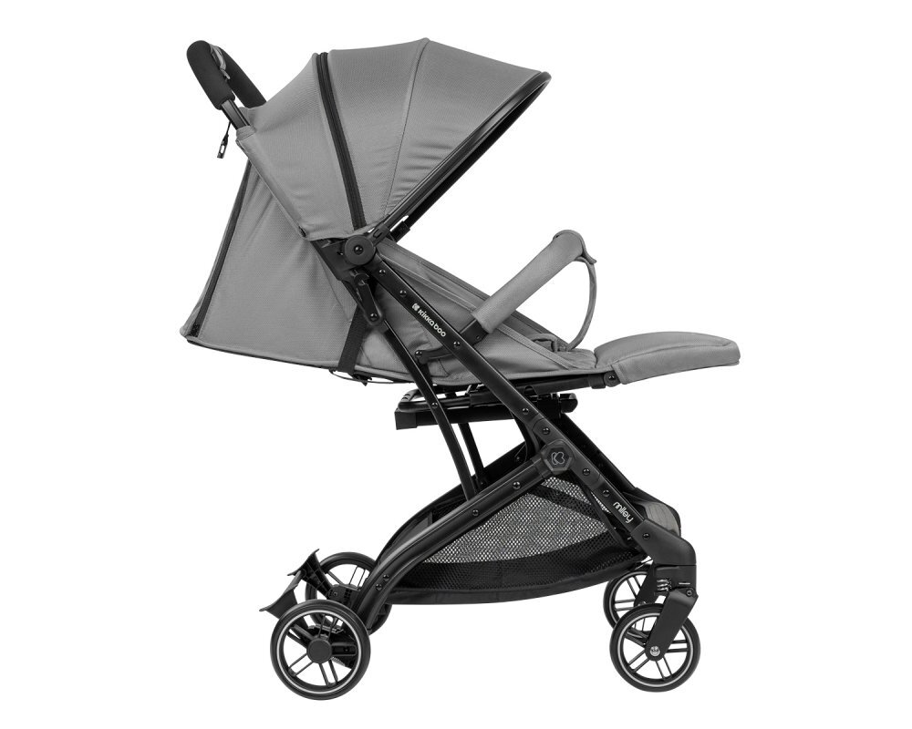 KikkaBoo Carucior sport Miley LightGrey pana la 22kgPliere compacta cu sistem trollerCadru aluminiuSuspensiiBaldachin cu extensie protectie UPF50+Spatar reglabil cu pozitie de somnMaterial impermeabilHusa picioare