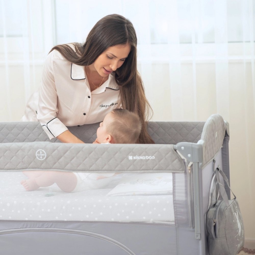 KikkaBoo Patut pliabil pentru copii Milky Way Grey cu 2 nivelelaterala culisanta pe 3 nivelepliere compactausa cu fermoarroti cu franecurea de fixare patsaltea pliabilagentuta organizator si geanta transport incluse