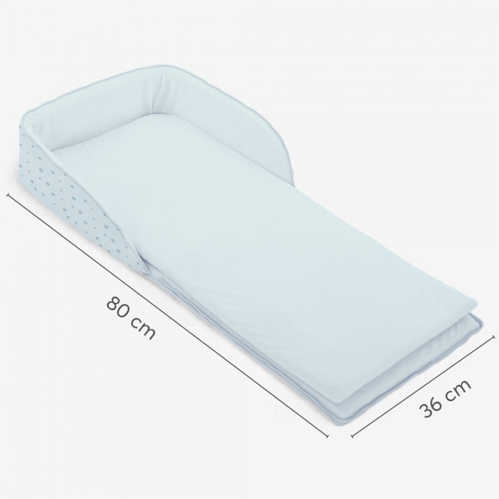 KikkaBoo Patut portabil pentru bebelusi si rucsac 2in1 Memory Blue Dots multifunctionalbaza din spuma densa cu husa din bumbacprevazut cu fermoar si bretele reglabilepotrivit pentru calatorii