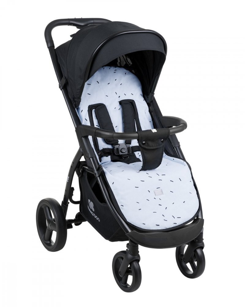 KikkaBoo Saltea universala pentru protectie carucior Bear with me Blueorificii pentru carucioarele standard cu sistem de prindere in 3 sau 5 punctebanda elastica in zona picioarelordimensiune 99x44 cm