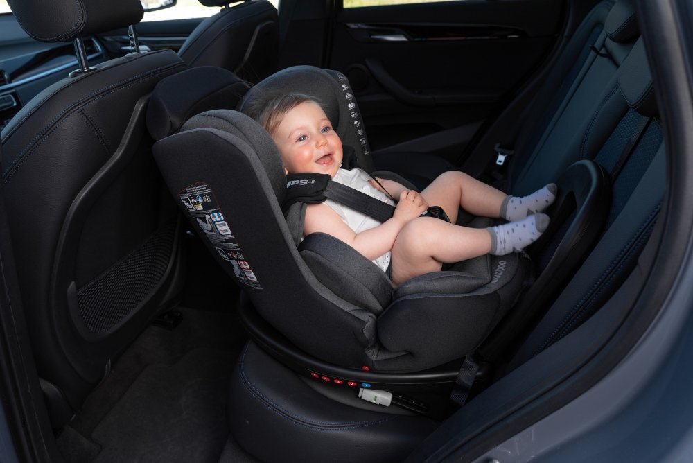 KikkaBoo Scaun auto i-SIZE i-SAFE Black pentru copii cu inaltimea 40-150 cmfixare cu isofixtetiera reglabilasezut rotativ cu pozitie e somnspatar reglabil 4 pozitiipernuta reductor si husa detasabila