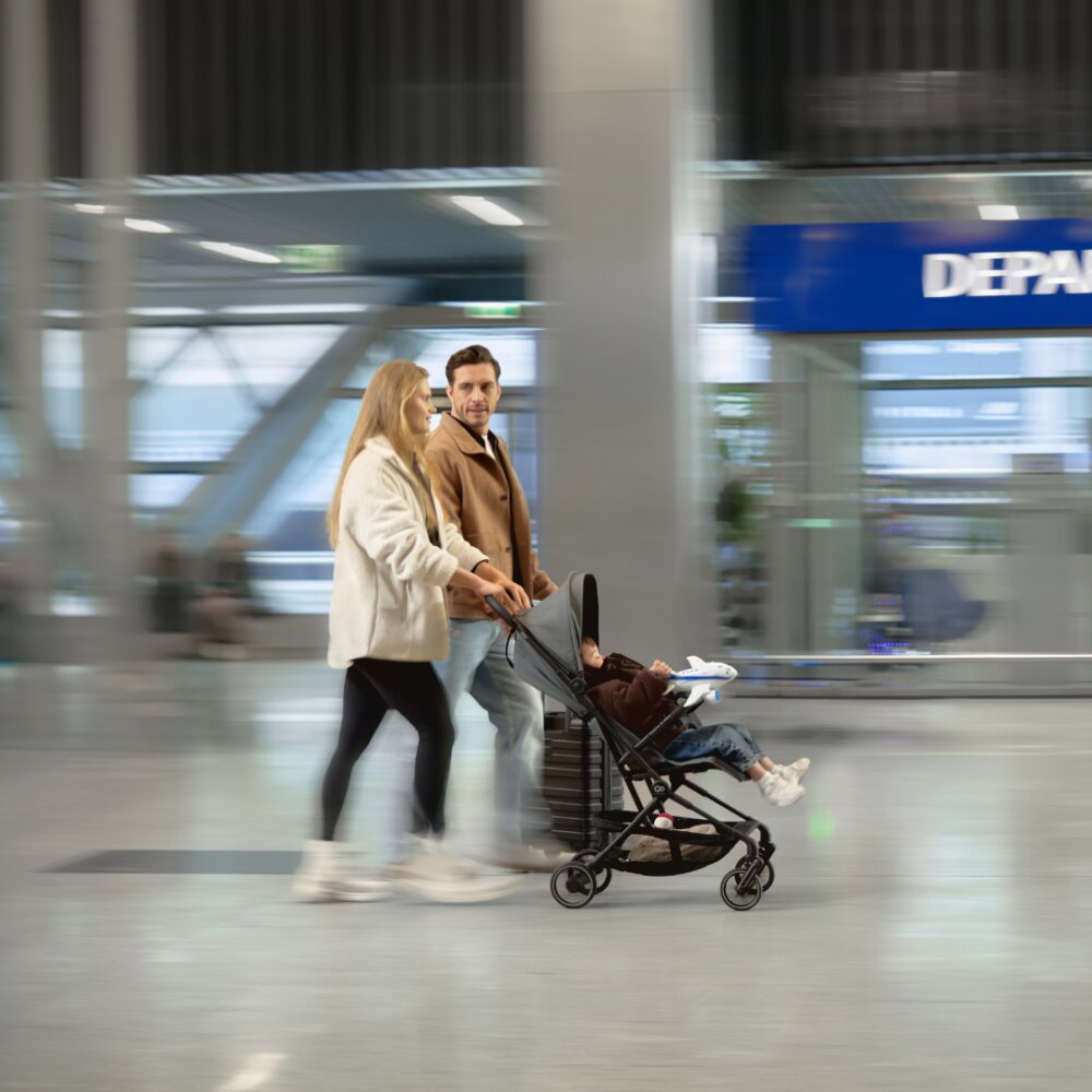 KINDERKRAFT Carucior pentru copii Nebo Midnight Black cadru din aluminiu compact compatibil avion greutate admisa 22 kg include geanta de transport si curea de umar