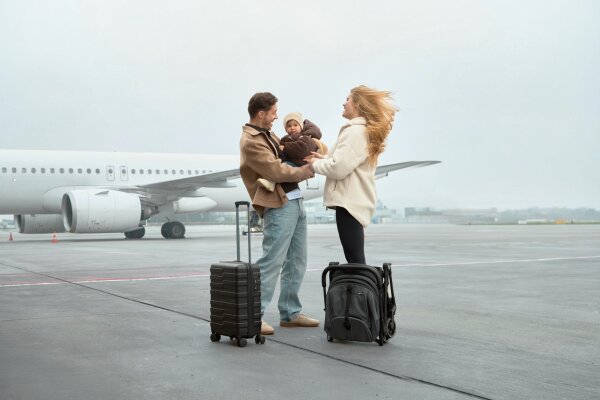 KINDERKRAFT Carucior pentru copii Nebo Platinum Grey cadru din aluminiu compact compatibil avion greutate admisa 22 kg include geanta de transport si curea de umar