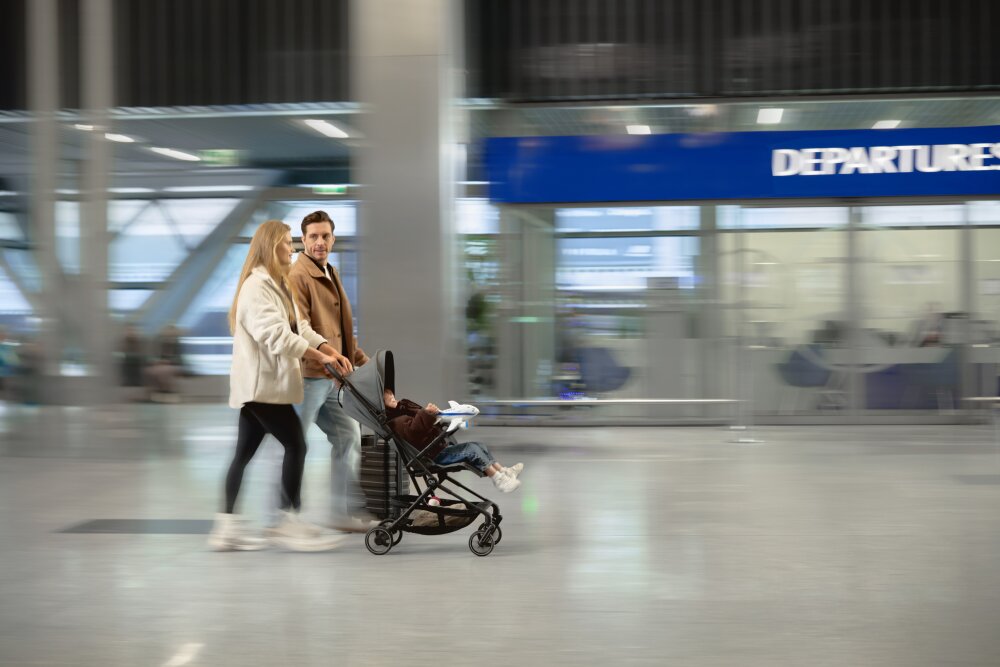 KINDERKRAFT Carucior pentru copii Nebo Platinum Grey cadru din aluminiu compact compatibil avion greutate admisa 22 kg include geanta de transport si curea de umar