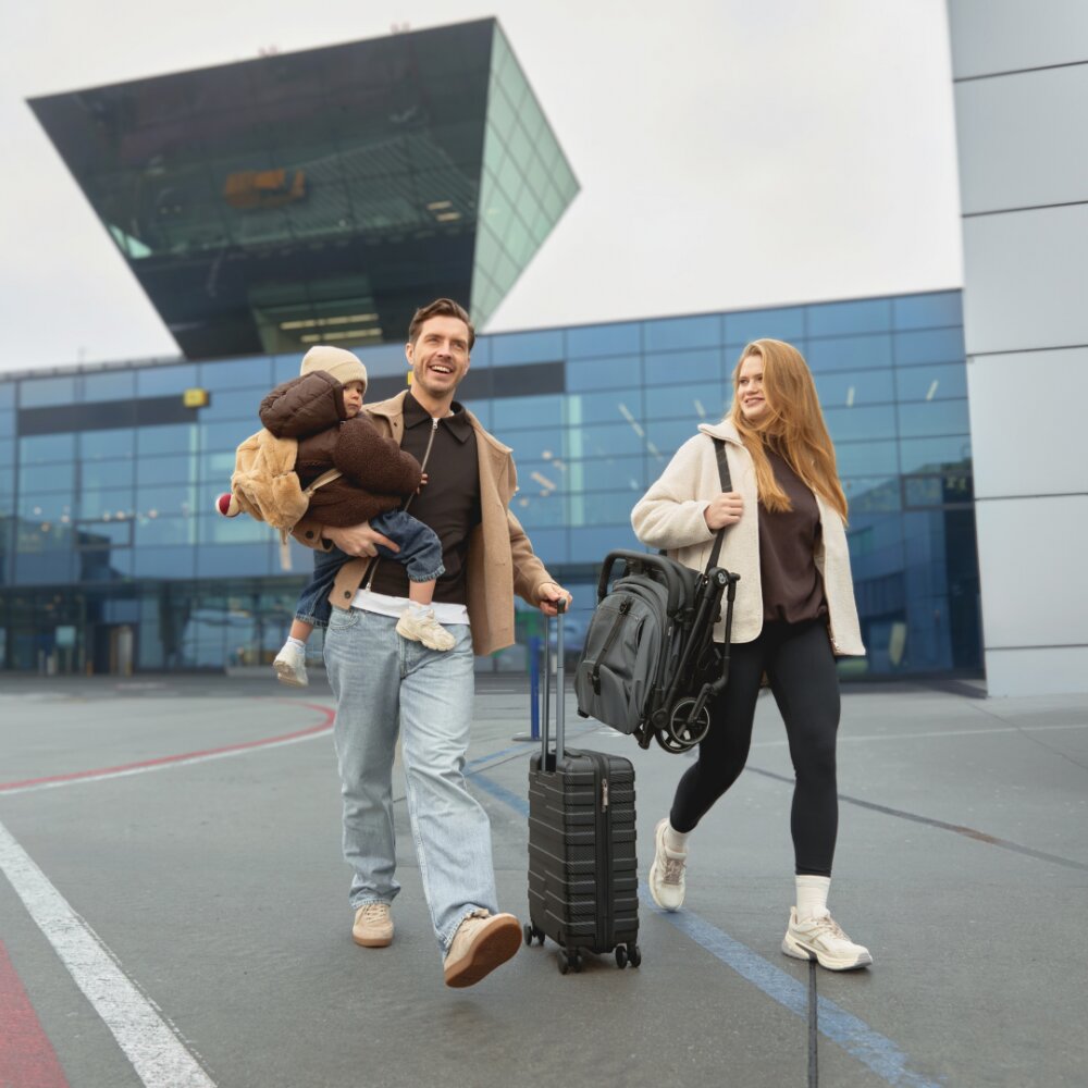 KINDERKRAFT Carucior pentru copii Nebo Soft Beige cadru din aluminiu compact compatibil avion greutate admisa 22 kg include geanta de transport si curea de umar