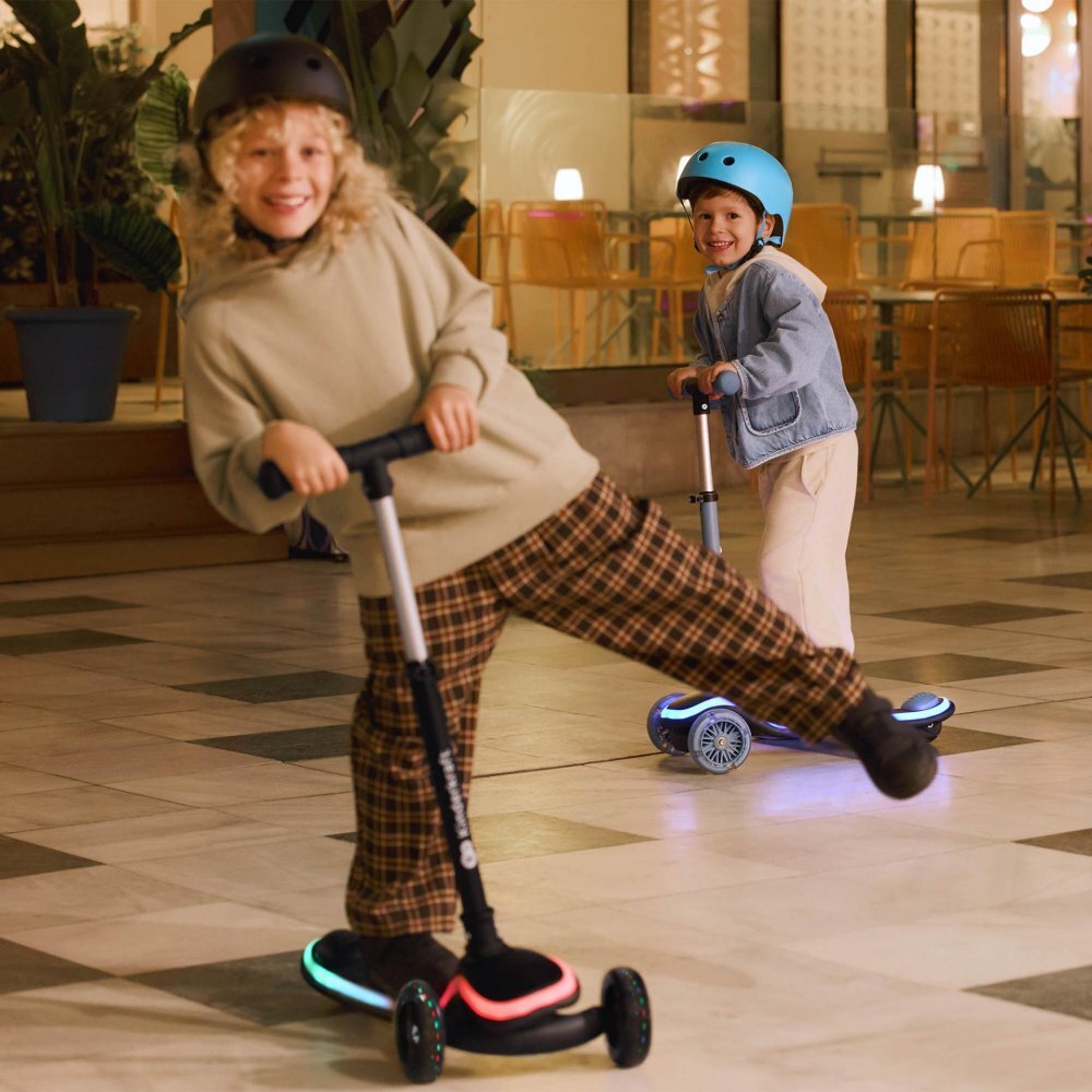 KINDERKRAFT Trotineta pentru copii Raket Pink pliabila platforma si roti LED ghidon reglabil greutate admisa 50 kg