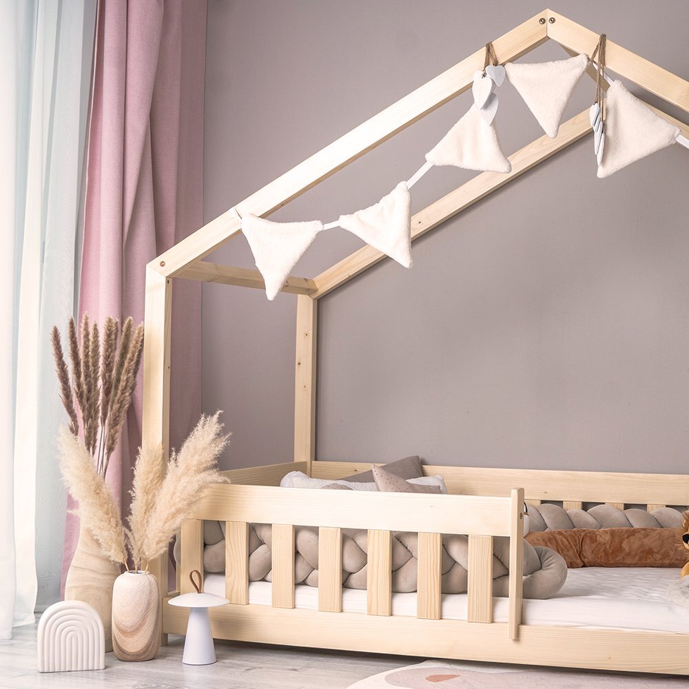 Little Amy Pat pentru copii Montessori tip casuta LittleAmy Cozi Cottage balustrade cu bare plate Natur 120 x 200 cm