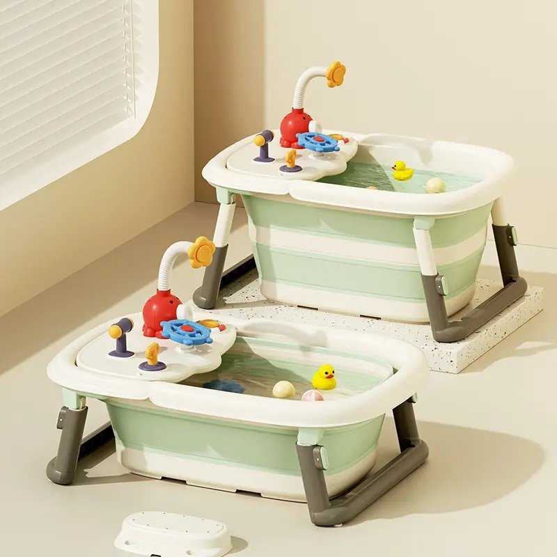 Little Mom Cadita 3 in 1 pentru copii AquaPlay Green pliabila echipata cu masuta de joaca detasabila dus functional si dop evacuare apa picioruse reglabile in inaltime dimensiune 78.5 x 51.5 x 38 cm