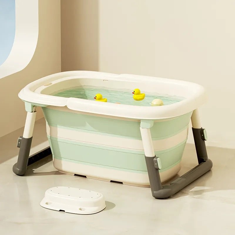 Little Mom Cadita 3 in 1 pentru copii AquaPlay Green pliabila echipata cu masuta de joaca detasabila dus functional si dop evacuare apa picioruse reglabile in inaltime dimensiune 78.5 x 51.5 x 38 cm