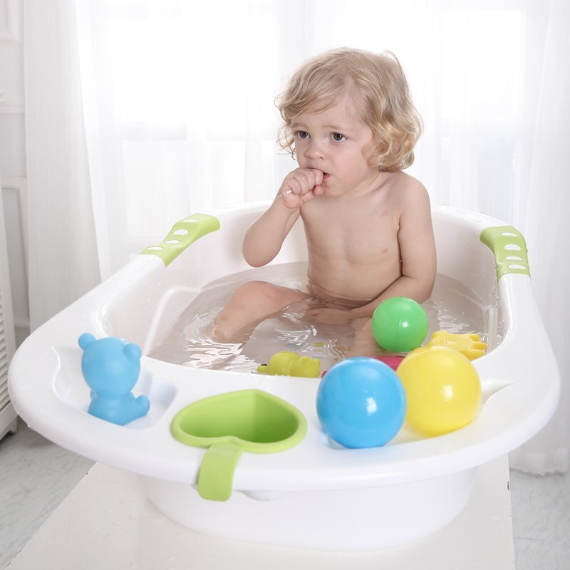 Little Mom Cadita bebelusi Angel Green cu reductor detasabil ergonomic cu fixare in ventuze inclus echipata cu manere antiderapante Dop de scurgere 88 x 51 x 22 cm