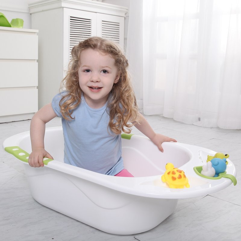 Little Mom Cadita bebelusi Angel Green cu reductor detasabil ergonomic cu fixare in ventuze inclus echipata cu manere antiderapante Dop de scurgere 88 x 51 x 22 cm