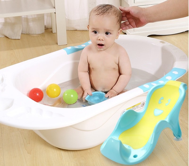 Little Mom Cadita pentru copii Sunny Blue echipata cu manere antiderapante Dop de scurgere dimensiune 88 x 51 x 22 cm si Reductor detasabil ergonomic cu fixare in ventuze inclus