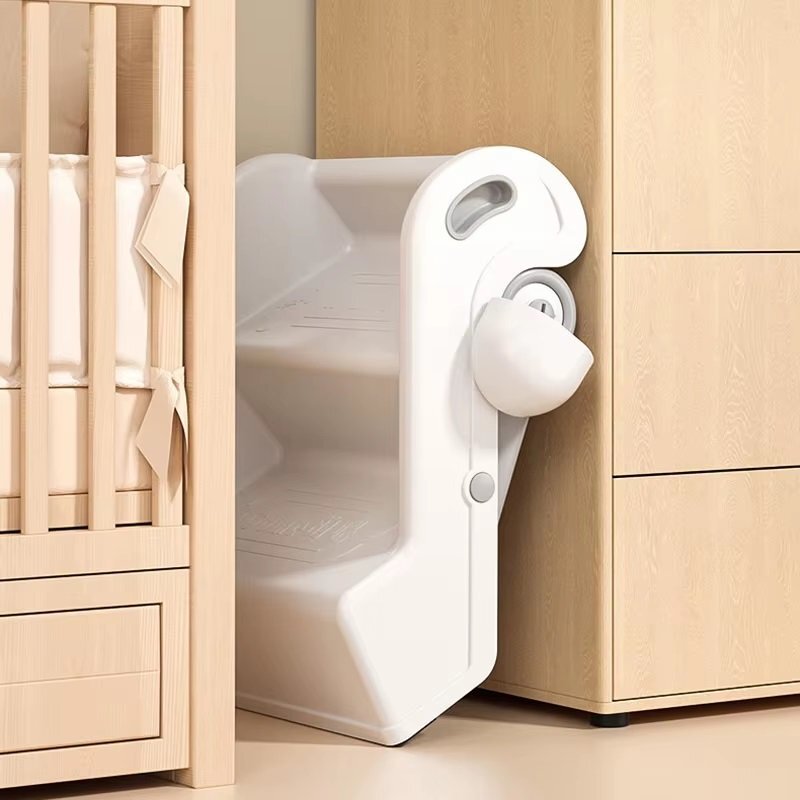 Little Mom Inaltator pliabil cu doua trepte pentru copii FoldStep Baby White design compact si ergonomic cu maner integrat si accesoriu practic detasabil