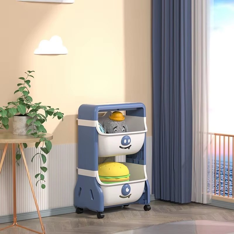 Little Mom Organizator pentru copii Piggy Blue cu 2 nivele echipat cu 2 cutii deschise prevazut cu roti dimensiuni 63x40x27 cm