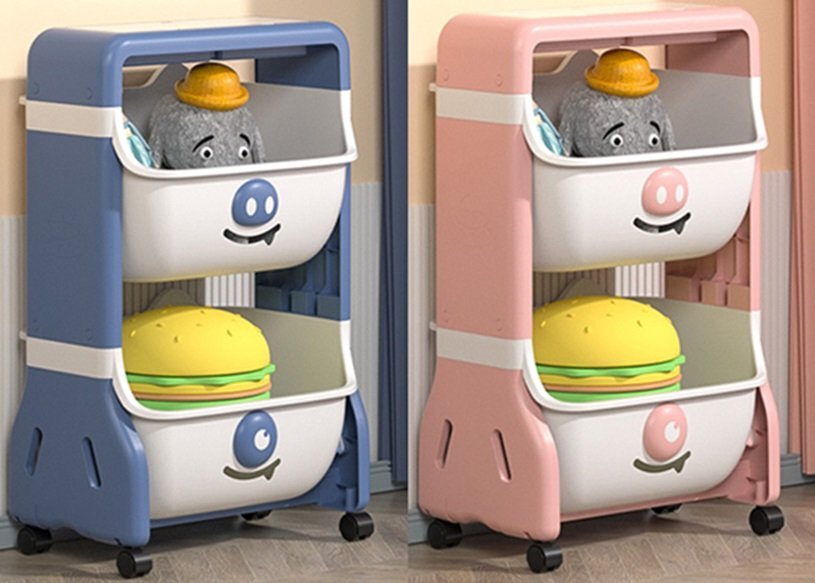 Little Mom Organizator pentru copii Piggy Blue cu 2 nivele echipat cu 2 cutii deschise prevazut cu roti dimensiuni 63x40x27 cm