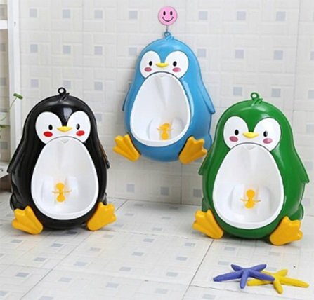 Little Mom Pisoar pentru baieti Cute Penguin Black sigur si rezistent cu montare versatila prin ventuze de perete sau agatare dimensiune 26 x 37cm