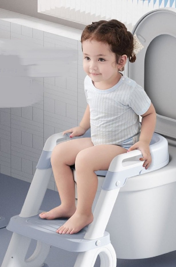 Little Mom Reductor de toaleta Blue pentru copii pliabil multifunctional cu manere si suport de picioare inaltime ajustabila 38 - 45 cm dimensiune 40.6 x 49.2 x 27.1 cm