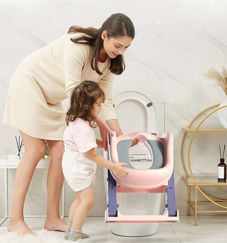 Little Mom Reductor toaleta pentru copii Pink pliabil cu trepte antiderapante manere ergonomice si treapta reglabila pe 2 nivele de inaltime colac moale din spuma PVC design anti-stropire compatibilitate universala