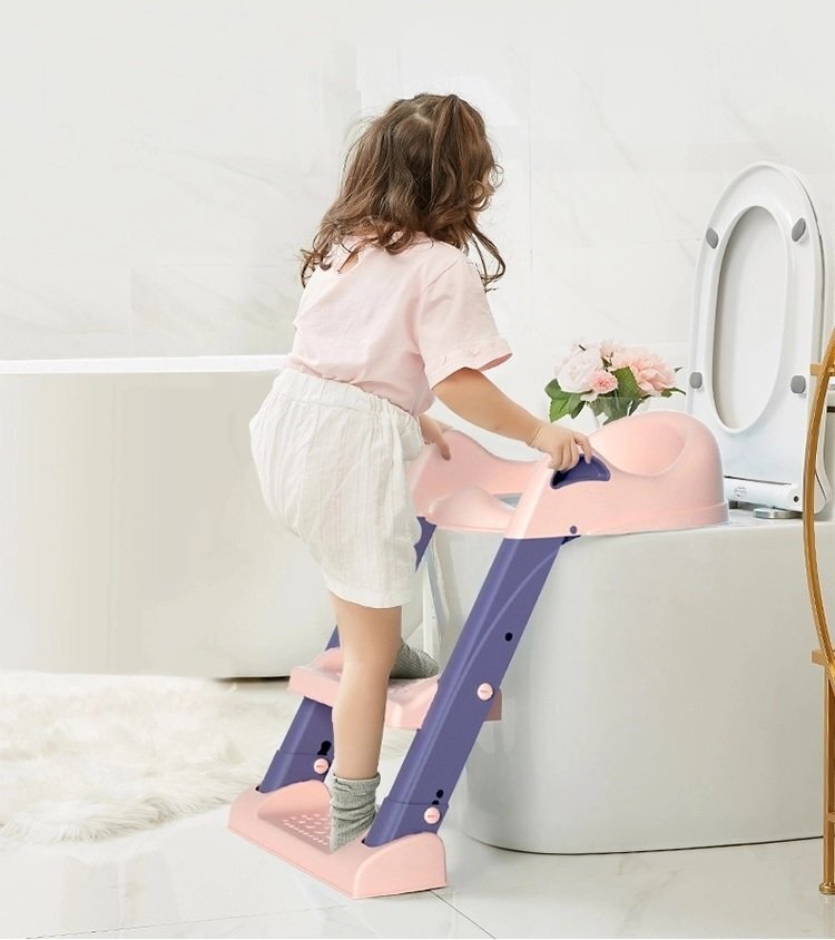 Little Mom Reductor toaleta pentru copii Pink pliabil cu trepte antiderapante manere ergonomice si treapta reglabila pe 2 nivele de inaltime colac moale din spuma PVC design anti-stropire compatibilitate universala