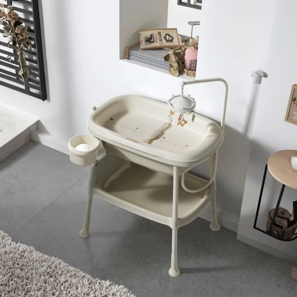 Little Mom Set de baie pentru bebelusi Beige cu masuta de infasat cadita cu termometru digital incorporat salteluta ergonomica si carusel cu jucarii suspendate inclus