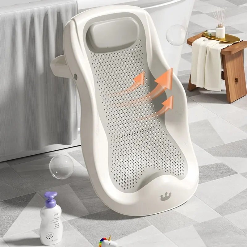 Little Mom Suport anatomic bebelusi Royal Grey pliabil pentru cadita copii prevazut cu tetiera confortabila suprafata texturata si gaurele mici de scurgere apa dimensiune 54.3 x 30.3 x 17.6 cm