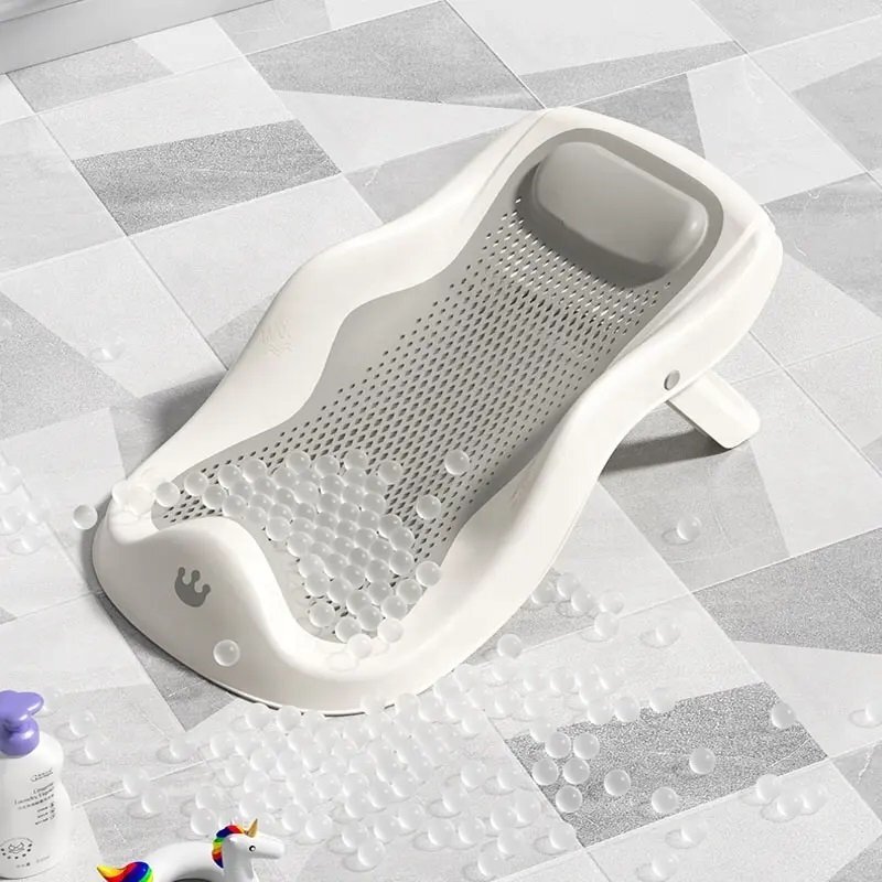 Little Mom Suport anatomic bebelusi Royal Grey pliabil pentru cadita copii prevazut cu tetiera confortabila suprafata texturata si gaurele mici de scurgere apa dimensiune 54.3 x 30.3 x 17.6 cm