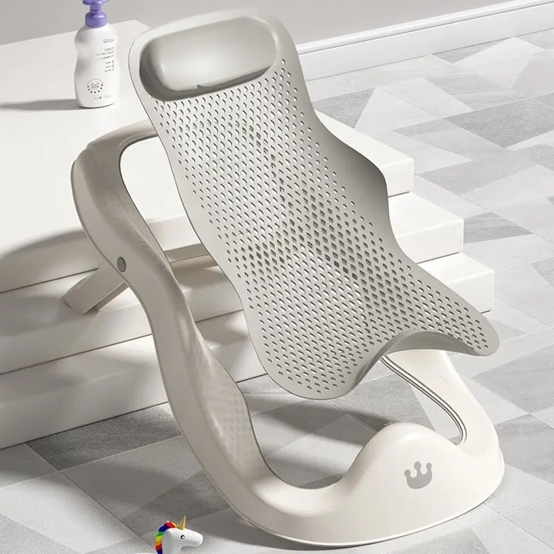 Little Mom Suport anatomic bebelusi Royal Grey pliabil pentru cadita copii prevazut cu tetiera confortabila suprafata texturata si gaurele mici de scurgere apa dimensiune 54.3 x 30.3 x 17.6 cm