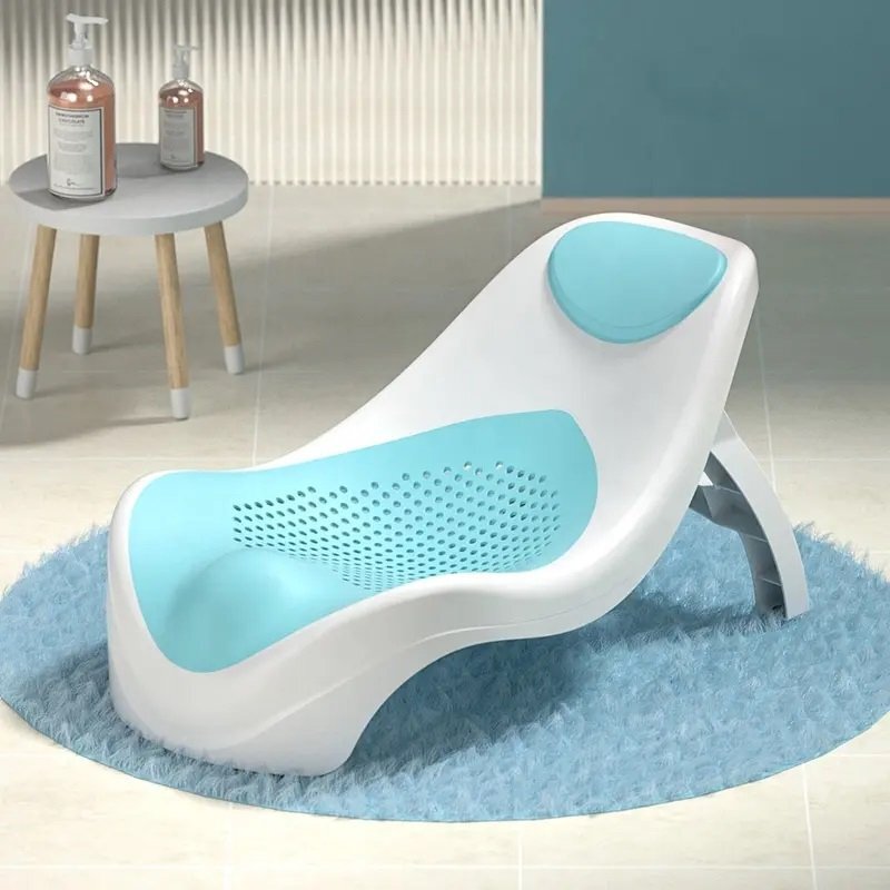 Little Mom Suport de baie pentru bebelusi Blue design ergonomic pliabil prevazut cu tetiera si suprafata texturata cu gauri de scurgere a apei dimensiune 54 x 27.5 x 22 cm
