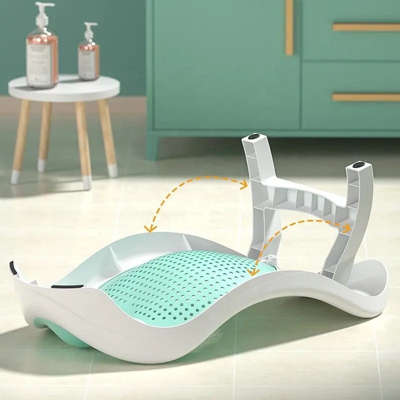Little Mom Suport de baie pentru bebelusi Blue design ergonomic pliabil prevazut cu tetiera si suprafata texturata cu gauri de scurgere a apei dimensiune 54 x 27.5 x 22 cm