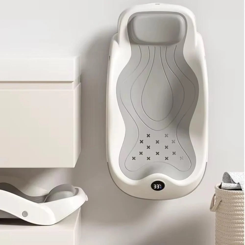 Little Mom Suport de baie pentru bebelusi design ergonomic pliabil cu indicator de temperatura prevazut cu tetiera si suprafata texturata cu gauri de scurgere a apei dimensiune 58 x 11 x 30 cm