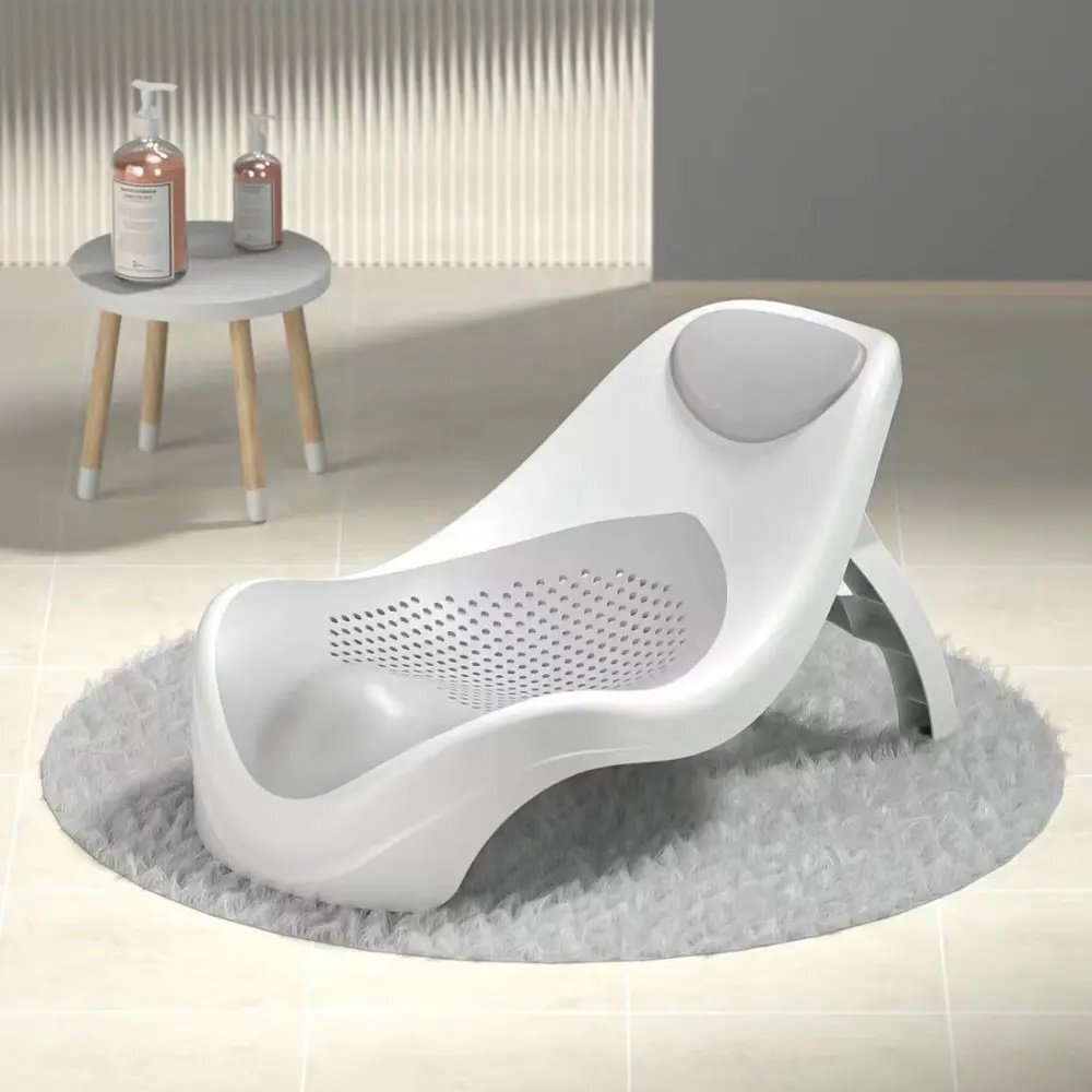 Little Mom Suport de baie pentru bebelusi Grey design ergonomic pliabil prevazut cu tetiera si suprafata texturata cu gauri de scurgere a apei dimensiune 54 x 27.5 x 22 cm