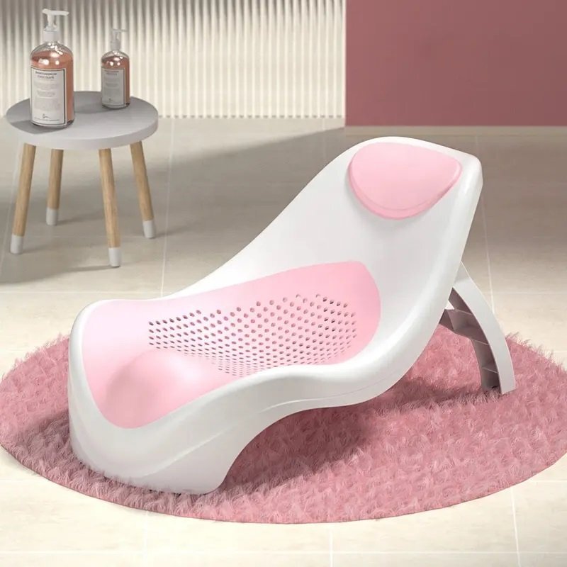 Little Mom Suport de baie pentru bebelusi Pink design ergonomic pliabil prevazut cu tetiera si suprafata texturata cu gauri de scurgere a apei dimensiune 54 x 27.5 x 22 cm