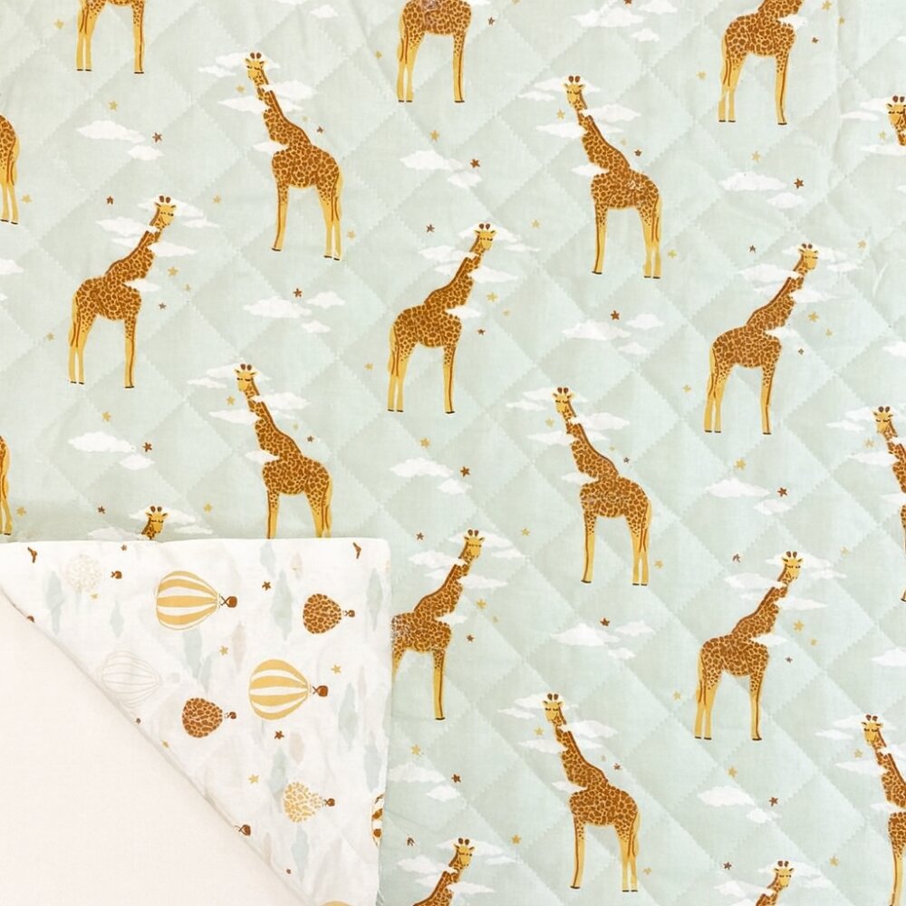 Magic kids Paturica handmade matlasata din bumbac premium cu fata dubla Giraffe Head in Clouds 135x100 cm