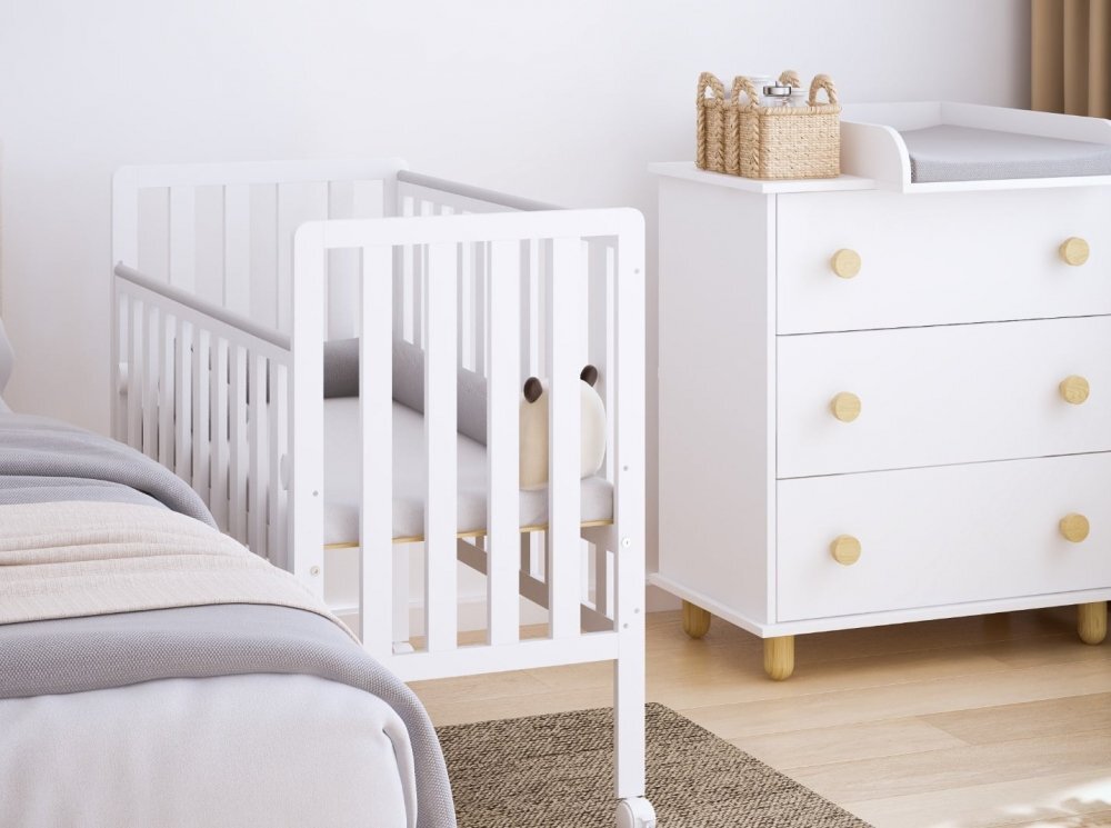 Magic kids Patut din lemn Bambi alb cu laterala culisanta roti cu blocare si protectie silicon pentru dentitie 100 x 50 cm