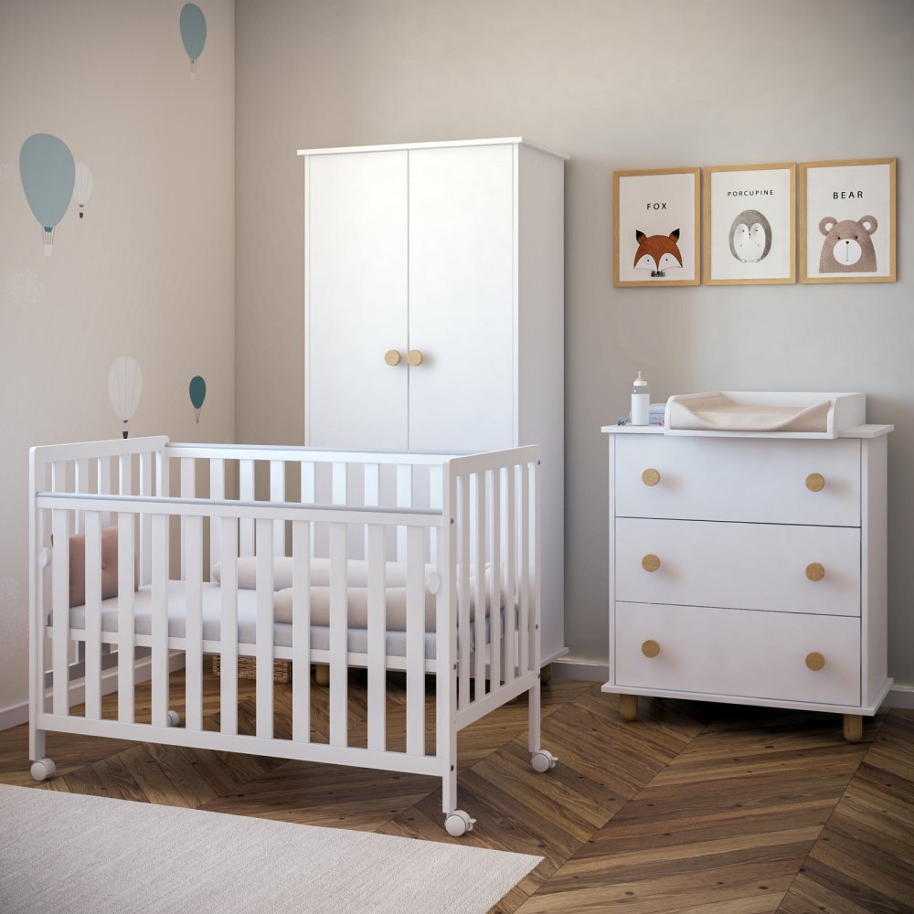 Magic kids Patut din lemn Bambi alb cu laterala culisanta roti cu blocare si protectie silicon pentru dentitie 120 x 60 cm