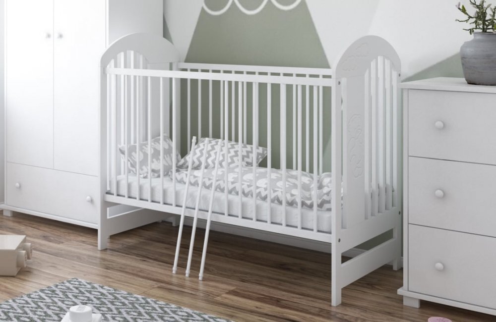 Magic kids Patut din lemn pentru copii Tymon alb 120 x 60 cm design modern cu somiera reglabila si 3 bare laterale detasabile 0-4 ani