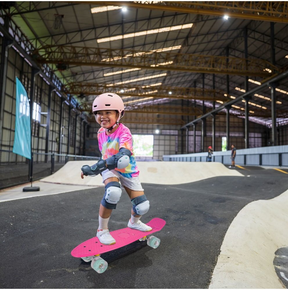 MalPlay Skateboard pentru copii Solid Pink dimensiune platforma 56 x 15 cm roti dotate cu LED-uri luminoase