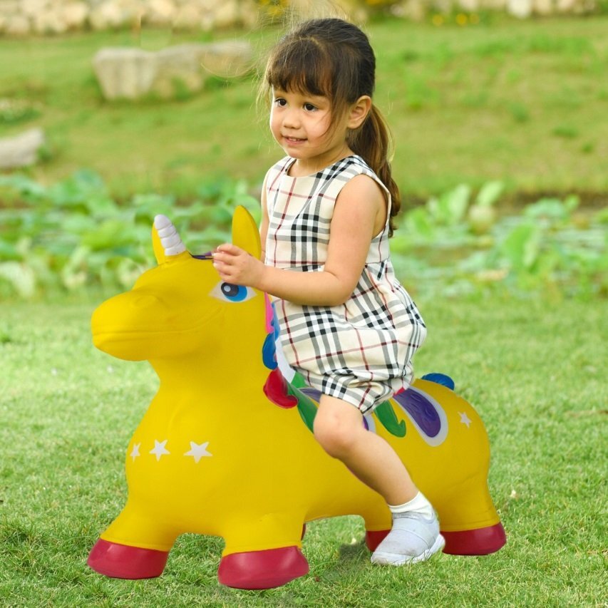 MalPlay Unicorn din cauciuc gonflabil pentru interiorexterior cu pompa inclusa material rezistent si durabil 59 x 50 x 24 cm Galben