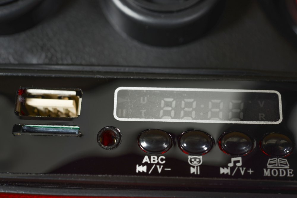 MERCEDES-BENZ Masinuta electrica pentru copii cu Licenta Mercedes AMG GTR Redtelecomandaroti EVA3 nivele vitezaacumulator 12V4Ahusi cu deschiderelumini LEDmufa MP3