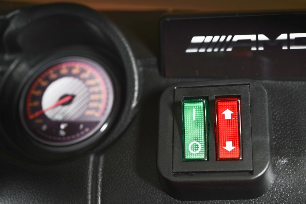 MERCEDES-BENZ Masinuta electrica pentru copii cu Licenta Mercedes AMG GTR Redtelecomandaroti EVA3 nivele vitezaacumulator 12V4Ahusi cu deschiderelumini LEDmufa MP3