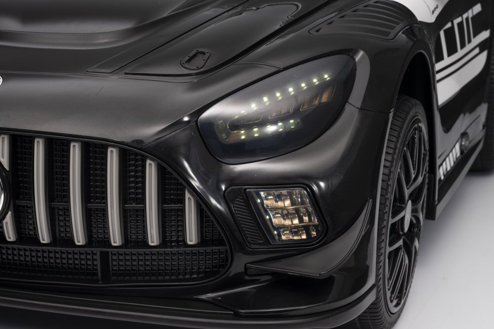 MERCEDES-BENZ Masinuta electrica pentru copii cu licenta Mercedes Benz AMG Black cu echipare premiumtelecomanda cu 3 vitezeroti evascaun din piele2motoare x 35wusi cu deschiderebluetoothindicator baterieeleronsistem troller