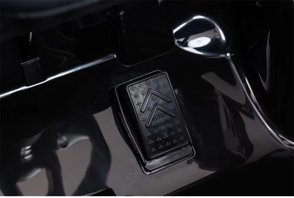 MERCEDES-BENZ Masinuta electrica pentru copii Mercedes Benz CLA45 Black 70W cu echipare Premium si licenta telecomanda oglinzi retrovizoare roti din spuma Eva si scaun din piele