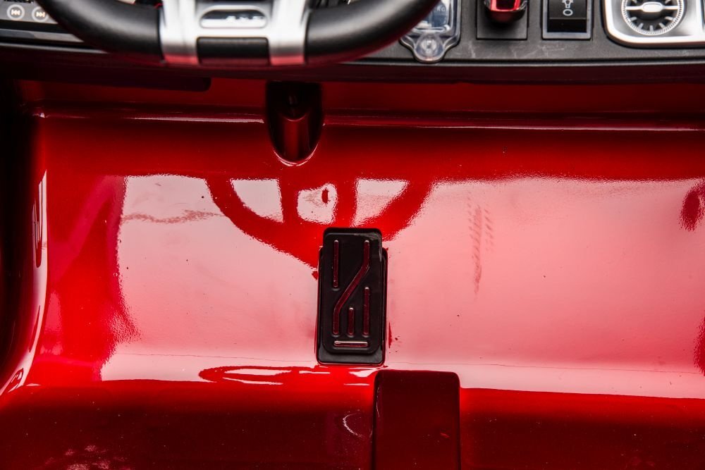 MERCEDES-BENZ Masinuta electrica pentru copii Mercedes Benz G63 XXL tractiune 4x4 cu telecomanda 2.4G 4 motoare de 200W fiecare baterie de 2x24V7Ah faruri luminoase cu USB Bluetooth si afisaj LCD MP4 dimensiune 158 x 93 x 81 cm